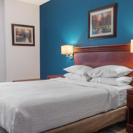 Days Inn By Wyndham Hamilton - Downtown Εξωτερικό φωτογραφία