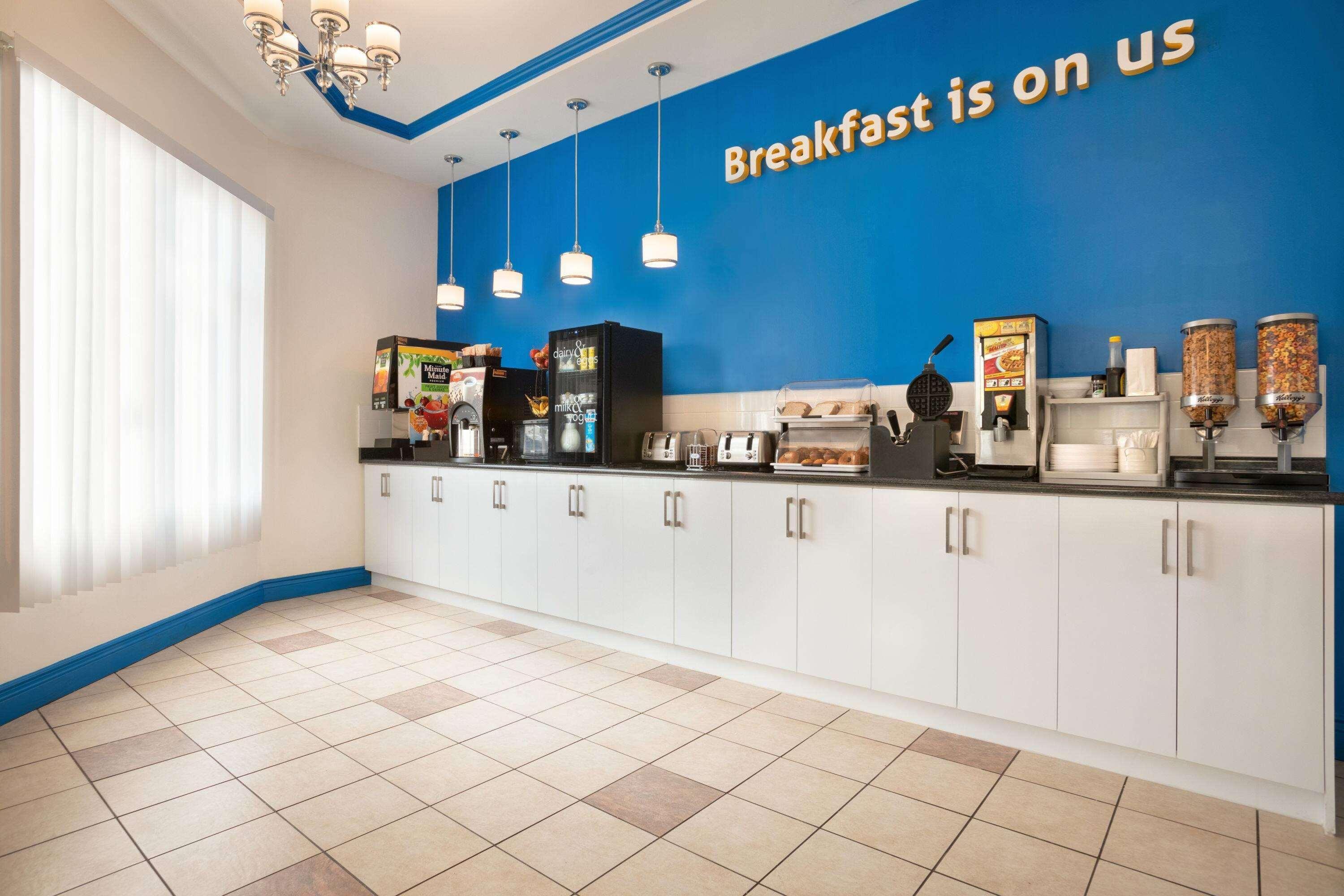 Days Inn By Wyndham Hamilton - Downtown Εξωτερικό φωτογραφία