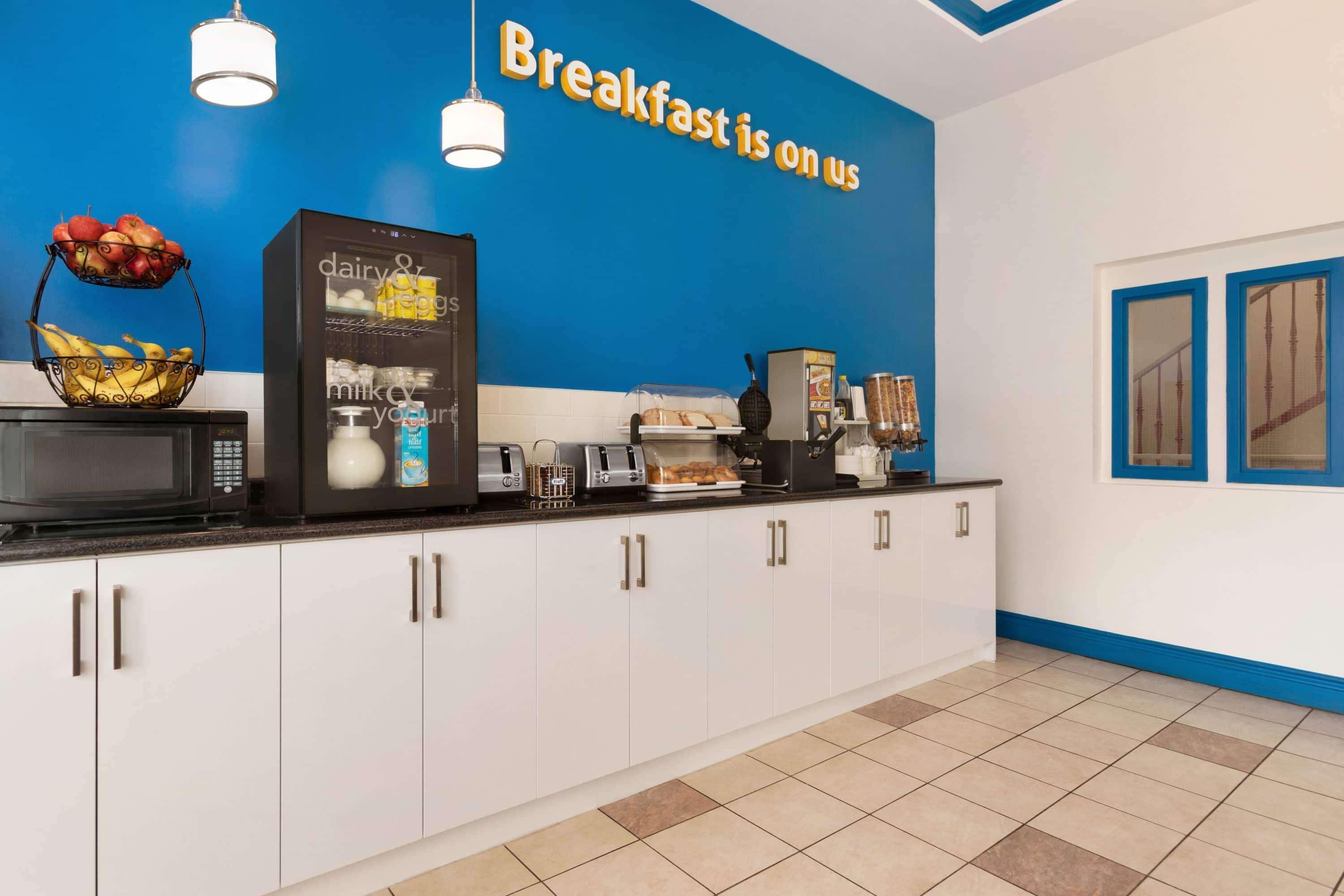 Days Inn By Wyndham Hamilton - Downtown Εξωτερικό φωτογραφία